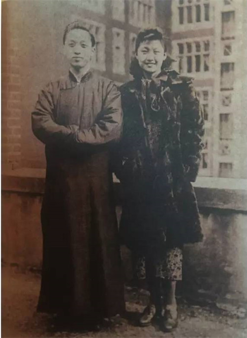 黄宗江与黄宗英在上海兰心剧院后台(1942年)